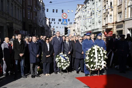Sarajevo se sjeća 6. aprila: Polaganjem cvijeća počelo obilježavanje Dana grada Sarajevo se sjeća 6. aprila: Polaganjem cvijeća počelo obilježavanje Dana grada