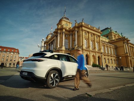 Prvi u Evropi: U Zagrebu lansirana komercijalna robotaxi usluga – umjesto vozača operater