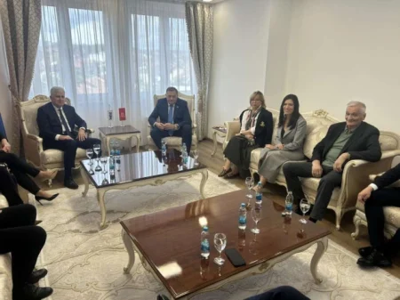 Počeo sastanak delegacija SNSD i HDZ u Banjoj Luci