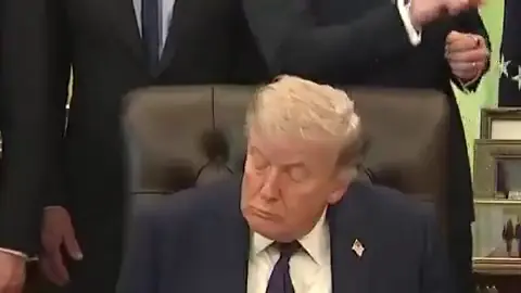Trump ponovo uhvaćen kako drijema tokom sastanka u Ovalnom uredu