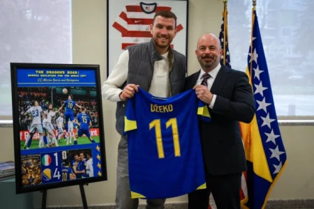 Džeko posjetio Ambasadu SAD-a, Ginkelu uručio potpisan dres reprezentacije BiH