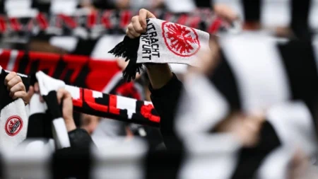 Navijač Eintrachta preminuo poslije srčanog zastoja tokom utakmice Bundeslige Navijač Eintrachta preminuo poslije srčanog zastoja tokom utakmice Bundeslige