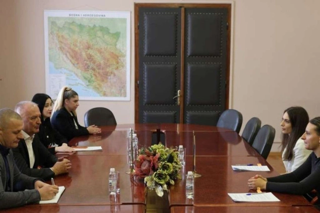 Helez novčano nagradio bh. skijašice olimpijke Muzaferiju i Alić Helez novčano nagradio bh. skijašice olimpijke Muzaferiju i Alić