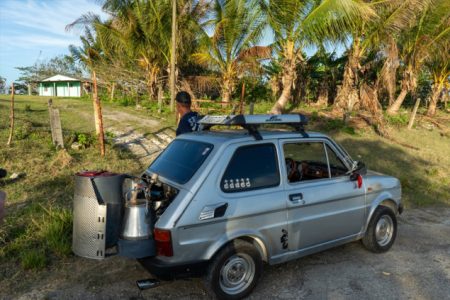 Kubanski mehaničar ne mari za cijene goriva, peglicu vozi na ugalj Kubanski mehaničar ne mari za cijene goriva, peglicu vozi na ugalj