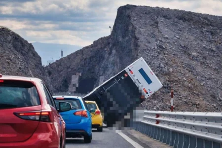 Prelazeći Krčki most pod zabranom, s prikolicom završio na ogradi