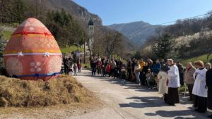 Kraljeva Sutjeska: Otkriveno i blagoslovljeno uskrsno jaje visoko 3,33 metra