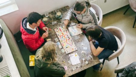 Offline je novi luksuz: U Beču otvoren neobični kafić u kojem je zabranjeno koristiti mobitel