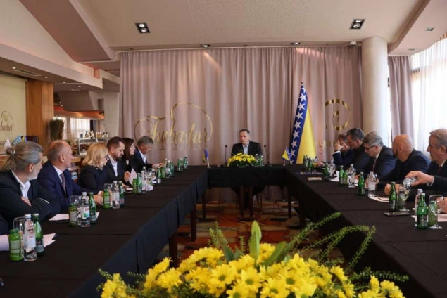 Ujedinjeni za državu BiH: 14 političkih stranaka potpisalo podršku kandidaturi Denisa Bećirovića