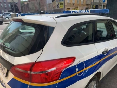 Policija sumnja da je majka u Velikoj Gorici ubila kćer pa počinila samoubojstvo Policija sumnja da je majka u Velikoj Gorici ubila kćer pa počinila samoubojstvo