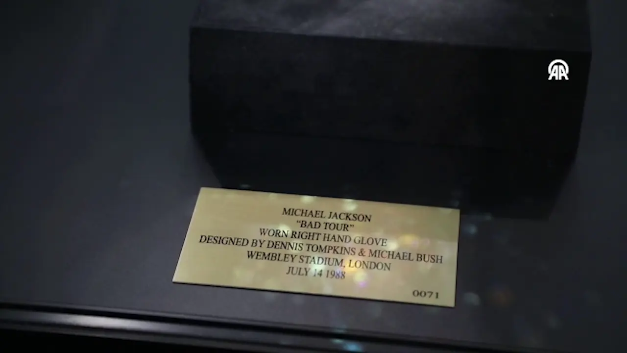 Suveniri i kultni kostimi Michaela Jacksona na aukciji u Parizu