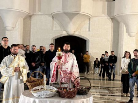 Velik broj vjernika proslavio Vaskrs u mostarskoj Sabornoj crkvi Velik broj vjernika proslavio Vaskrs u mostarskoj Sabornoj crkvi