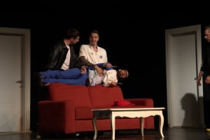 Održana premijera predstave Feđe Isovića Teško je promijeniti dlaku