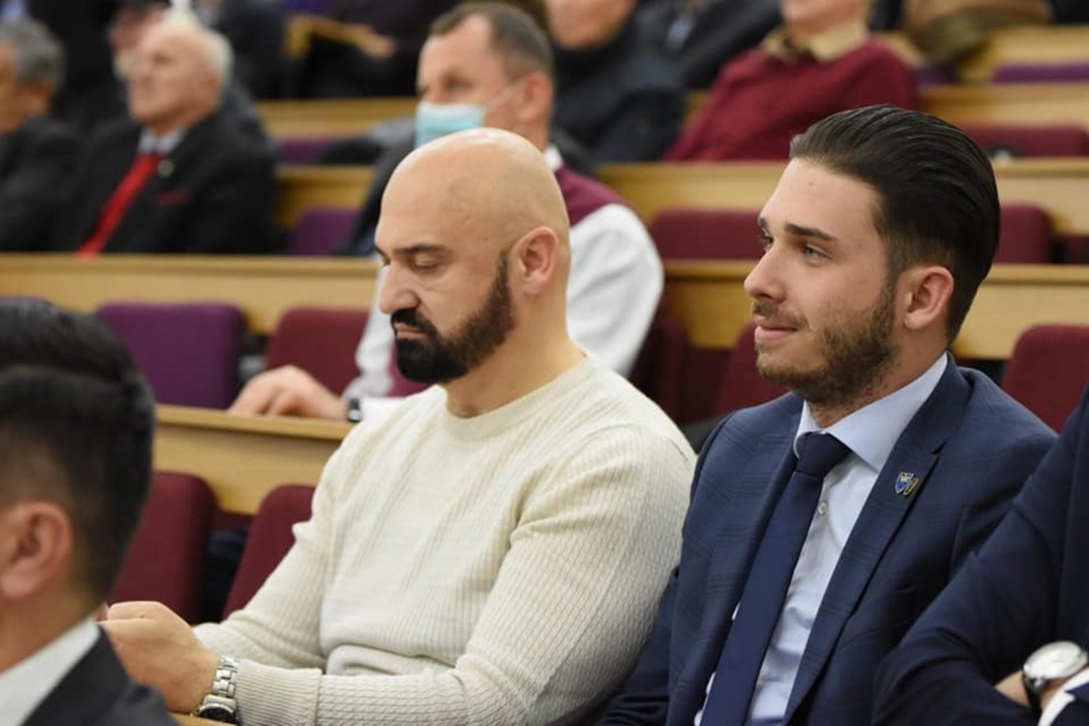 Po naredbi POSKOK-a: Policija KS upala u kancelarii Rame Isaka. Odzet mu telefon. Pretresi u toku