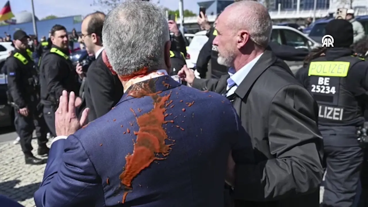 Crvena tečnost bačena na iranskog opozicionog političara Rezu Pahlavija tokom posjete Njemačkoj