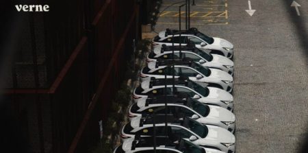 Hrvatska kompanija pokrenula robotaksije u Zagrebu, ali zasad uz operatere u vozilima Hrvatska kompanija pokrenula robotaksije u Zagrebu, ali zasad uz operatere u vozilima