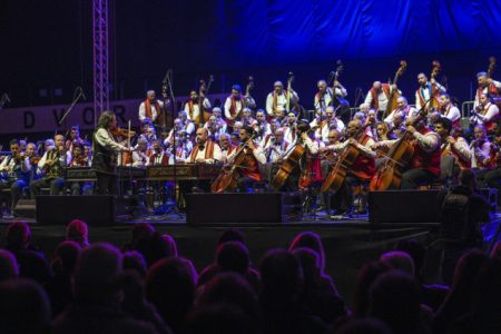 Spektakl u Sarajevu: Sto romskih violina oduševilo publiku u dvorani Mirza Delibašić