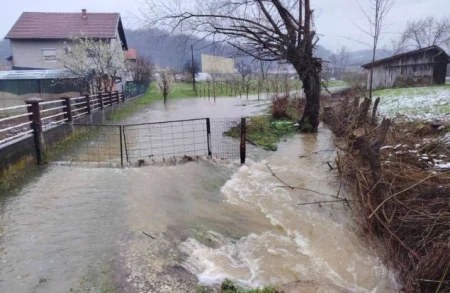 Obilne padavine izazvale poplave i prekid saobraćaja u TK