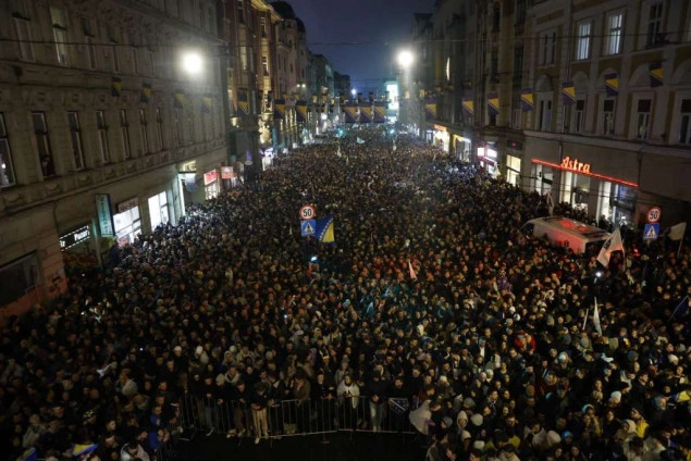 Desetine hiljada ljudi dočekalo reprezentativce BiH ispred Vječne vatre u Sarajevu Desetine hiljada ljudi dočekalo reprezentativce BiH ispred Vječne vatre u Sarajevu
