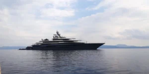 Superjahta ruskog milijardera prošla Hormuški moreuz uprkos ograničenjima