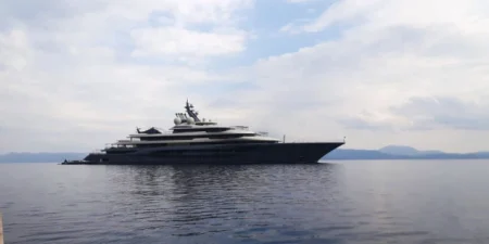 Superjahta ruskog milijardera prošla Hormuški moreuz uprkos ograničenjima