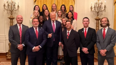 Slika vrijedi hiljadu riječi: Sporna fotografija Trumpa i ženskog teniskog tima izazvala kontroverze