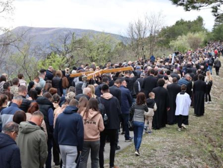 Stotine vjernika na Križnom putu na Humu; biskup Palić: Bog nas ljubi i spašava