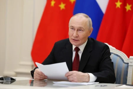 Putin stigao u Peking na razgovore sa Xijem o energiji, trgovini i globalnim krizama Putin stigao u Peking na razgovore sa Xijem o energiji, trgovini i globalnim krizama