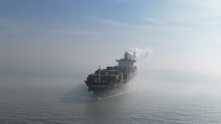 Dvije rakete pogodile američki ratni brod u Hormuškom moreuzu