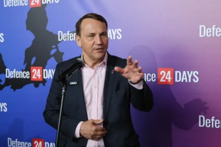 Sikorski: NATO haos oko američkih trupa zbunio Moskvu Sikorski: NATO haos oko američkih trupa zbunio Moskvu