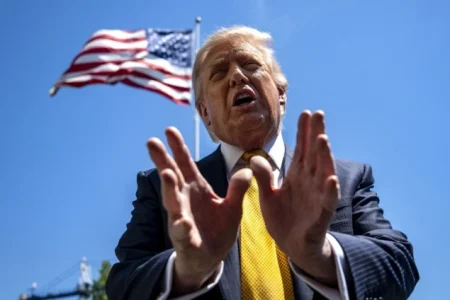 Trump u tri sata objavio više od 50 poruka: Napao Obamu, New York Times i sudije Vrhovnog suda