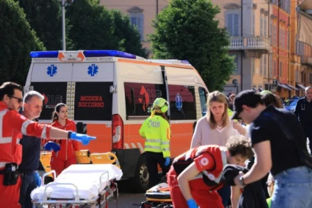 Muškarac automobilom uletio među pješake u Modeni, osam povrijeđenih