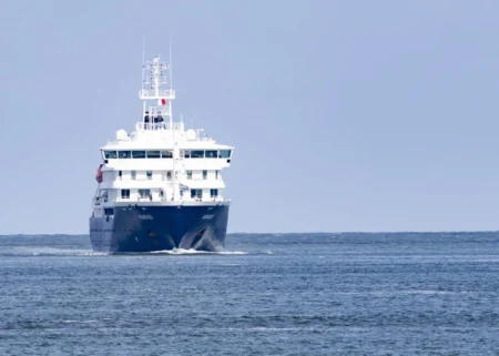 Turistički brod pogođen epidemijom hantavirusa stigao u luku Rotterdam na dezinfekciju Turistički brod pogođen epidemijom hantavirusa stigao u luku Rotterdam na dezinfekciju