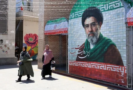Khamenei: Rat nameće teži teret odgovornosti zvaničnicima Islamske Republike Khamenei: Rat nameće teži teret odgovornosti zvaničnicima Islamske Republike