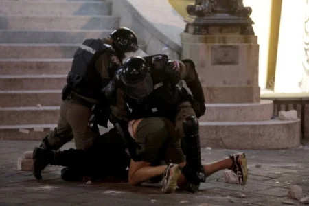 Policija uspostavila kontrolu u centru Beograda, nakon nereda privedeno više osoba Policija uspostavila kontrolu u centru Beograda, nakon nereda privedeno više osoba