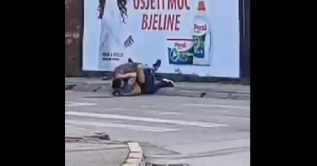https://www.nezavisne.com/novosti/banjaluka/Haos-u-centru-Banjaluke-Tuca-pred-prolaznicima-VIDEO/966086