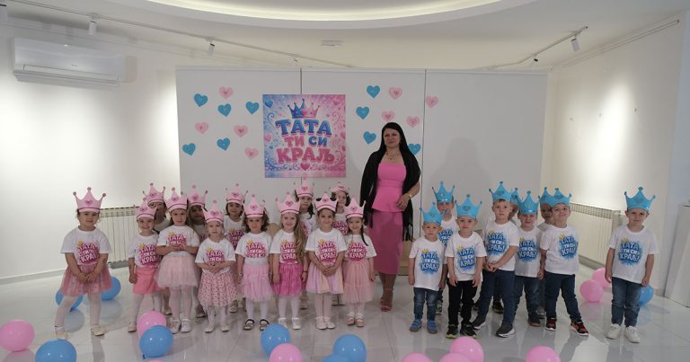 “Tata, ti si kralj”: Učiteljica iz Laktaša pjesmom promoviše porodicu “Tata, ti si kralj”: Učiteljica iz Laktaša pjesmom promoviše porodicu