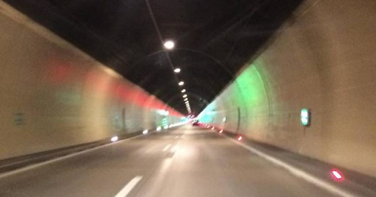 Vozač (66) iz Bosne i Hercegovine “zabio” se u zid tunela u Austriji Vozač (66) iz Bosne i Hercegovine “zabio” se u zid tunela u Austriji