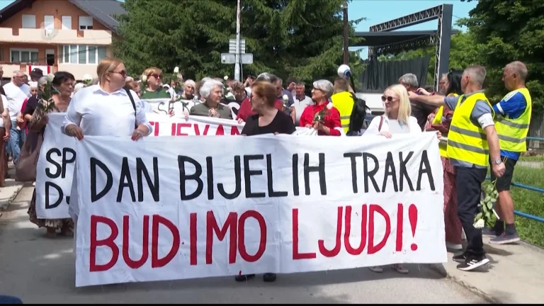 Grad bez spomenika ubijenoj djeci, Prijedorčane naljutio sajam životinja na Dan bijelih traka Grad bez spomenika ubijenoj djeci, Prijedorčane naljutio sajam životinja na Dan bijelih traka