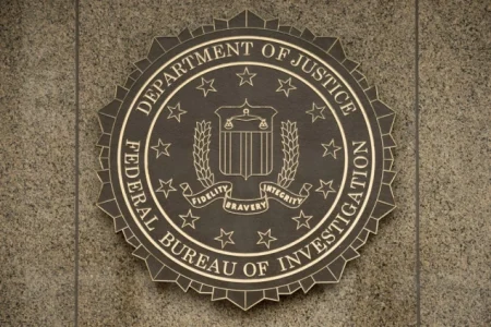 FBI nudi 200.000 dolara za informacije o bivšoj agentici optuženoj za špijunažu za Iran FBI nudi 200.000 dolara za informacije o bivšoj agentici optuženoj za špijunažu za Iran
