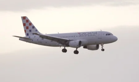 Avion Croatia Airlinesa izletio s piste pri polijetanju u Splitu, putnici evakuisani