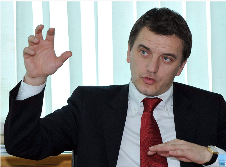 Hercegovački lobiji u Vladi FBiH: Nermin Nikšić za prinudnog upravnika Željezare želi postaviti Damira Hadžića. Cilj je pogodovati posuškom Lageru, najvećem uvozniku čelika u BiH! Hercegovački lobiji u Vladi FBiH: Nermin Nikšić za prinudnog upravnika Željezare želi postaviti Damira Hadžića. Cilj je pogodovati posuškom Lageru, najvećem uvozniku čelika u BiH!