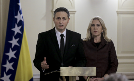 Novac i Gradiška Stara: Za ilegalno otvaranje Graničnog prijelaza glasao je i jedan Bošnjak. Denis Bećirović, prije tri i po godine! Novac i Gradiška Stara: Za ilegalno otvaranje Graničnog prijelaza glasao je i jedan Bošnjak. Denis Bećirović, prije tri i po godine!