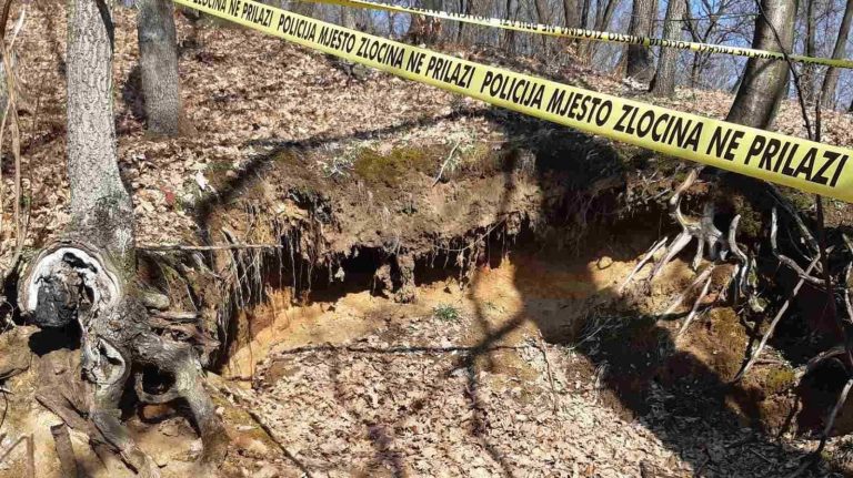 U Srebrenici ekshumirani posmrtni ostaci jedne osobe zamotani u deku U Srebrenici ekshumirani posmrtni ostaci jedne osobe zamotani u deku