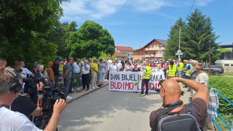 Dan bijelih traka: I dalje se traži spomenik ubijenoj djeci Prijedora Dan bijelih traka: I dalje se traži spomenik ubijenoj djeci Prijedora
