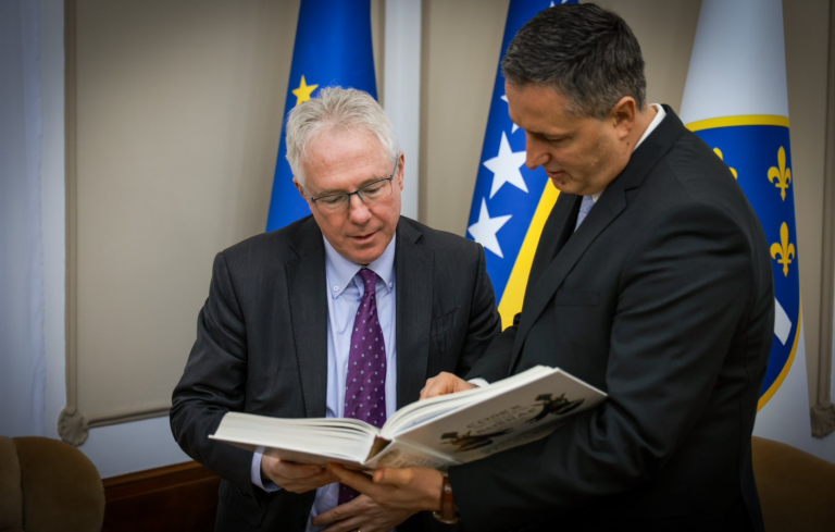 Murphyjev pokušaj da iz zagrobnog života pomogne svojoj siročadi Murphyjev pokušaj da iz zagrobnog života pomogne svojoj siročadi