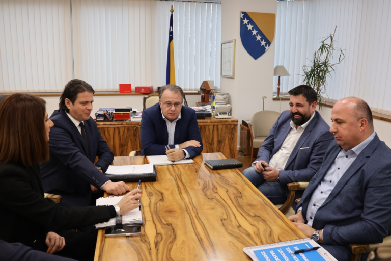 Evropski kreditori upozorili bh. vlasti: Nema novih tranši za Koridor Vc dok se ne smijeni uprava Autocesta; zbog zastoja u radovima država plaća čak 90 hiljada eura penala dnevno! Evropski kreditori upozorili bh. vlasti: Nema novih tranši za Koridor Vc dok se ne smijeni uprava Autocesta; zbog zastoja u radovima država plaća čak 90 hiljada eura penala dnevno!