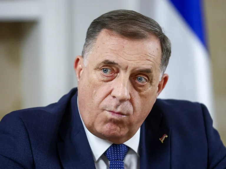 Hladan tuš i otrežnjenje od ‘opijenosti’: Muk u SNSD-u nakon poruke iz Ambasade SAD, Dodik ima veliki problem Hladan tuš i otrežnjenje od ‘opijenosti’: Muk u SNSD-u nakon poruke iz Ambasade SAD, Dodik ima veliki problem