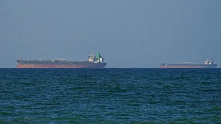 Iran upozorava da će vojni brodovi koji ometaju Hormuški moreuz biti meta
