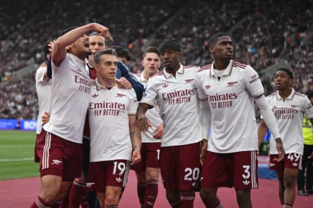 Arsenal poslije neizvjesne završnice do važne pobjede nad West Hamom u Premier ligi Arsenal poslije neizvjesne završnice do važne pobjede nad West Hamom u Premier ligi