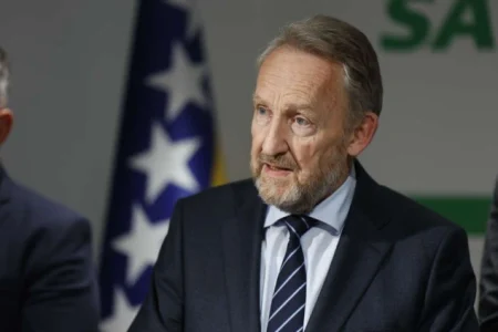 Apsolutno ništa ne ide, posla se mora prihvatiti SDA: Izetbegović potvrdio kandidaturu za Predsjedništvo BiH Apsolutno ništa ne ide, posla se mora prihvatiti SDA: Izetbegović potvrdio kandidaturu za Predsjedništvo BiH